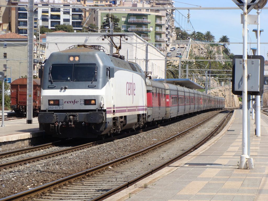 Tren Talgo en la Estación de Tren de Tarragona ciudad - © eldelinux
